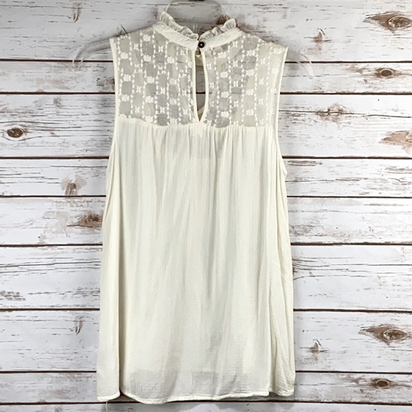 Sleeveless blouse with lace embroidery - Picture 2 of 5